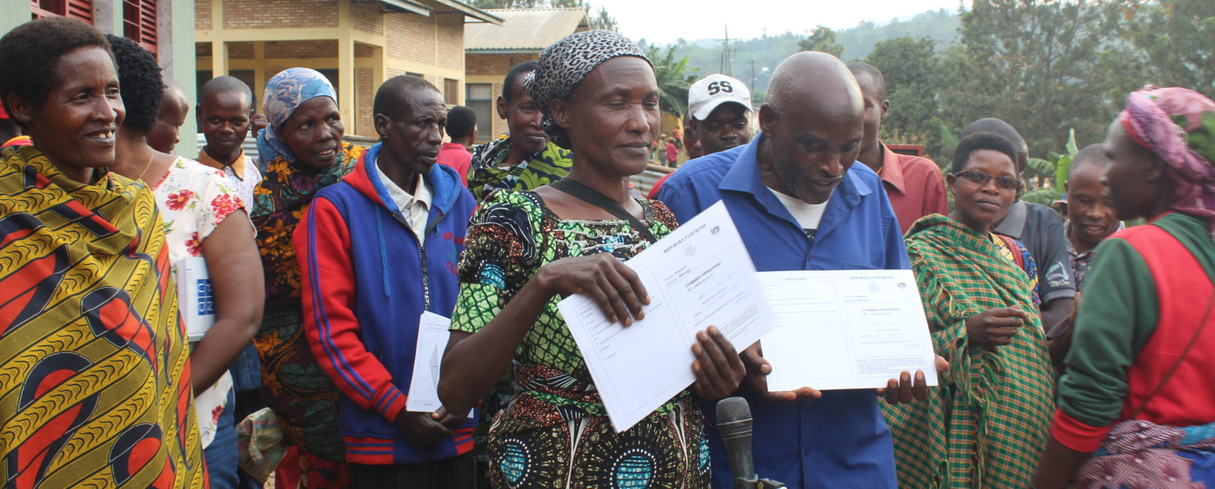 BURUNDI/ PRRPB: handing over of land certificates during a supervisory mission by the world bank and its partners