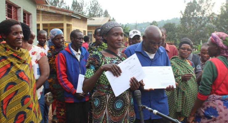 BURUNDI/ PRRPB: handing over of land certificates during a supervisory mission by the world bank and its partners