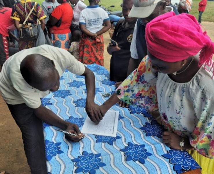 IGN FI livre au Liberia Land Authorithy son Manuel Opérationnel pour la formalisation des droits fonciers coutumiers